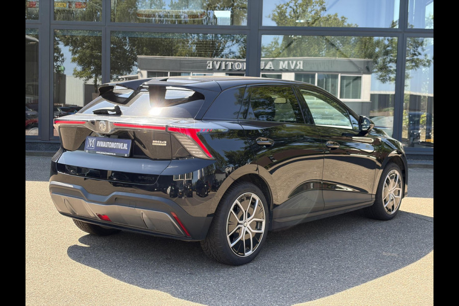 MG Mg4 electric Luxury 64 kWh LONG RANGE | SOH 97% | 15.000KM | 360° CAMERA | STOEL & STUURVERWARMING | 7 JAAR MG GARANTIE T/M 07-2031 | ELEKTRISCHE STOEL | DODEHOEK SENSOR | ADAPTIVE CRUISE CONTROL|