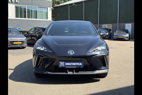 MG Mg4 electric Luxury 64 kWh LONG RANGE | SOH 97% | 15.000KM | 360° CAMERA | STOEL & STUURVERWARMING | 7 JAAR MG GARANTIE T/M 07-2031 | ELEKTRISCHE STOEL | DODEHOEK SENSOR | ADAPTIVE CRUISE CONTROL|