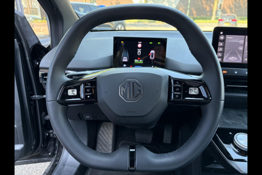 MG Mg4 electric Luxury 64 kWh LONG RANGE | SOH 97% | 15.000KM | 360° CAMERA | STOEL & STUURVERWARMING | 7 JAAR MG GARANTIE T/M 07-2031 | ELEKTRISCHE STOEL | DODEHOEK SENSOR | ADAPTIVE CRUISE CONTROL|
