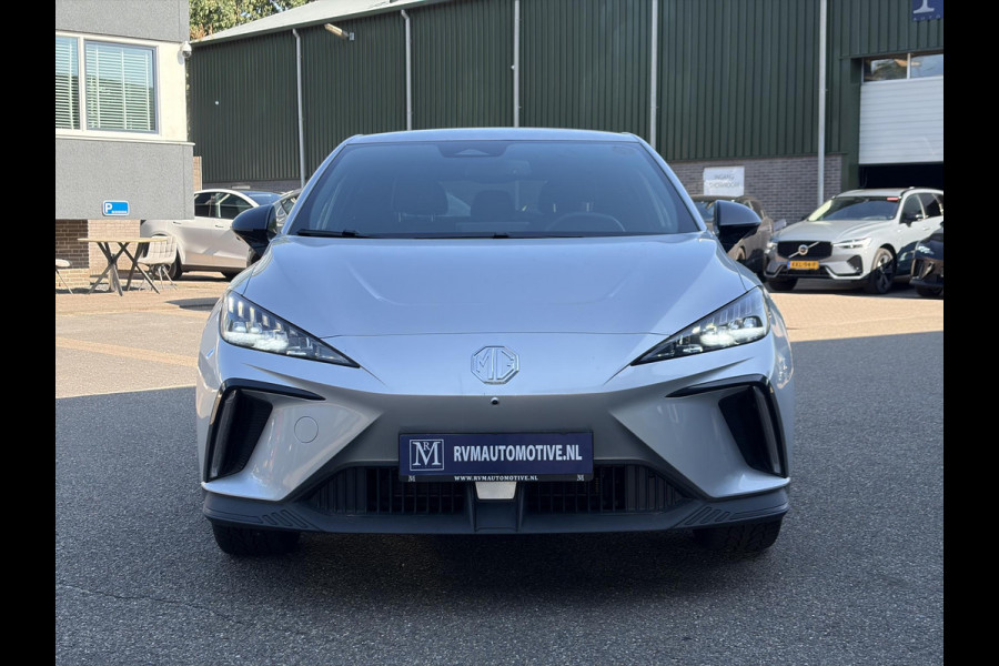 MG Mg4 electric Luxury 64 kWh LONG RANGE | SOH 95% | 15.000KM | 360° CAMERA | STOEL & STUURVERWARMING | 7 JAAR MG GARANTIE T/M 07-2031 | ELEKTRISCHE STOEL | DODEHOEK SENSOR | ADAPTIVE CRUISE CONTROL|