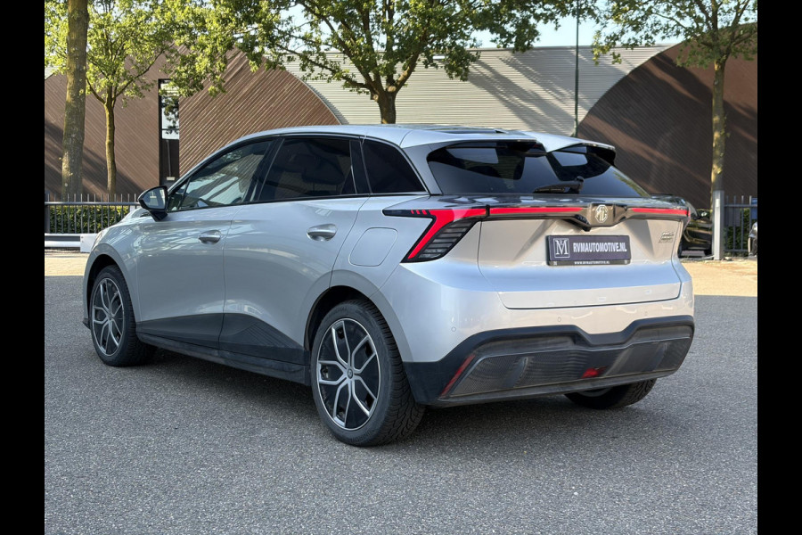 MG Mg4 electric Luxury 64 kWh LONG RANGE | SOH 95% | 15.000KM | 360° CAMERA | STOEL & STUURVERWARMING | 7 JAAR MG GARANTIE T/M 07-2031 | ELEKTRISCHE STOEL | DODEHOEK SENSOR | ADAPTIVE CRUISE CONTROL|