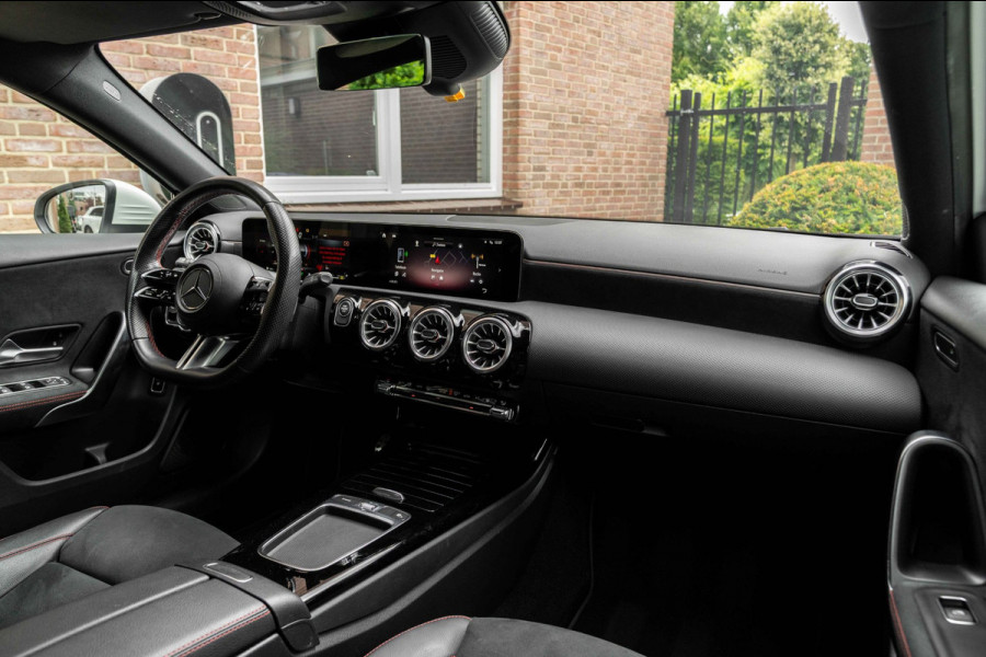 Mercedes-Benz A-Klasse 250 e AMG Line 218 PK 1e Eig Sfeerverlichting Widescreen Keyless Camera 19''