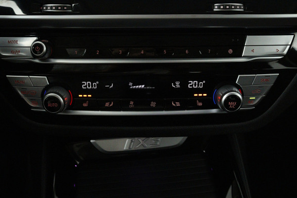 BMW iX3 Executive 80 kWh SOH 96% (PANORAMADAK, SFEERVERLICHTING, ADAPTIVE CRUISE, AUTOPILOT, STOELVERWARMING, 1e EIGENAAR)
