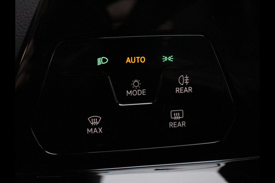 Volkswagen Golf 1.5 eTSI DSG R-Line Panorama dak Navigatie Apple Carplay/Android Auto Climate Control Camera Dab Extra Getint Glas Adaptive Cruise Control Virtual Cockpit Lichtmetalen Velgen