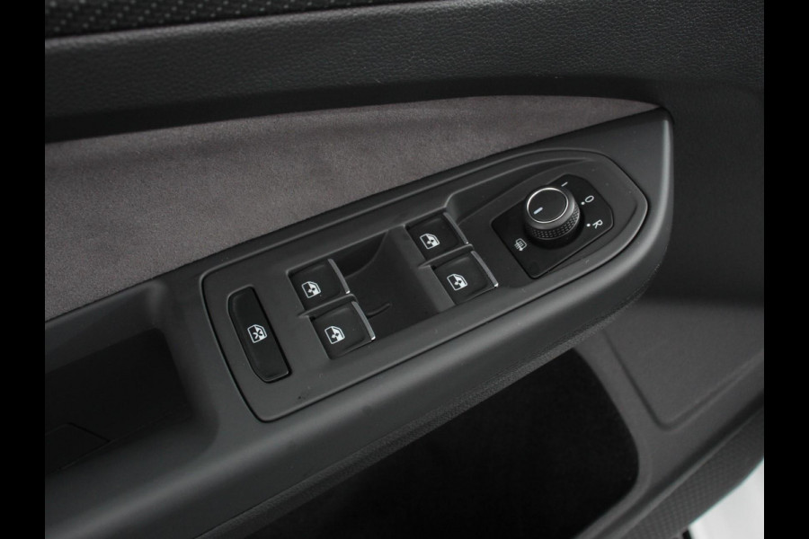 Volkswagen Golf 1.5 eTSI DSG R-Line Panorama dak Navigatie Apple Carplay/Android Auto Climate Control Camera Dab Extra Getint Glas Adaptive Cruise Control Virtual Cockpit Lichtmetalen Velgen