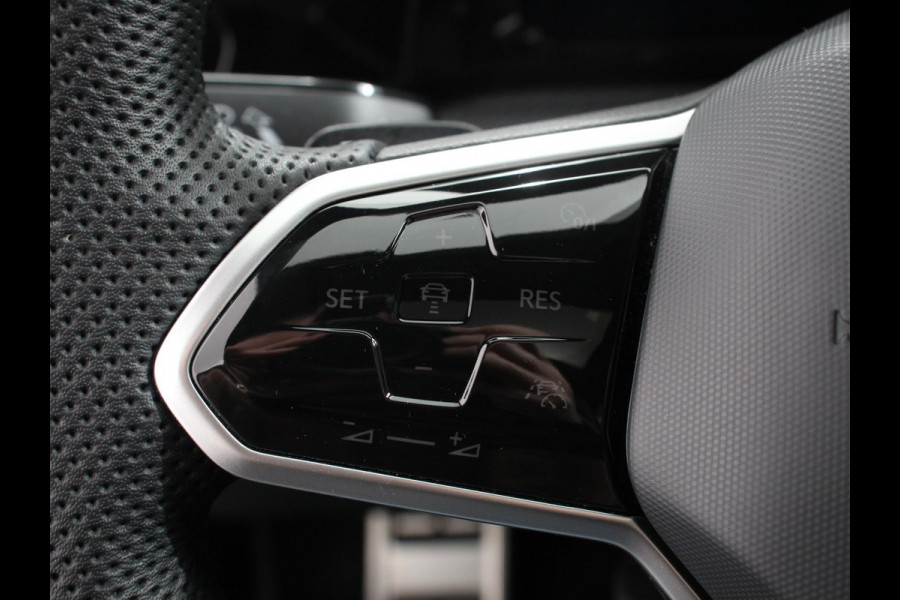 Volkswagen Golf 1.5 eTSI DSG R-Line Panorama dak Navigatie Apple Carplay/Android Auto Climate Control Camera Dab Extra Getint Glas Adaptive Cruise Control Virtual Cockpit Lichtmetalen Velgen