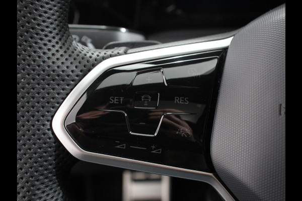 Volkswagen Golf 1.5 eTSI DSG R-Line Panorama dak Navigatie Apple Carplay/Android Auto Climate Control Camera Dab Extra Getint Glas Adaptive Cruise Control Virtual Cockpit Lichtmetalen Velgen