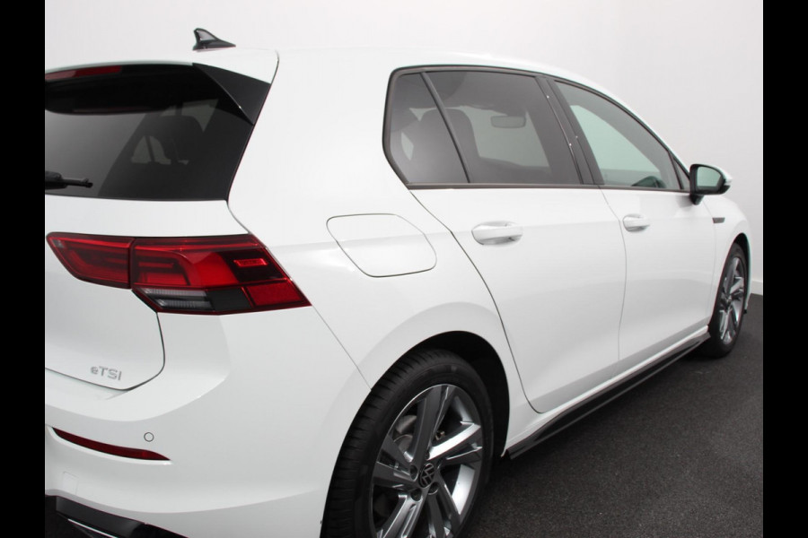 Volkswagen Golf 1.5 eTSI DSG R-Line Panorama dak Navigatie Apple Carplay/Android Auto Climate Control Camera Dab Extra Getint Glas Adaptive Cruise Control Virtual Cockpit Lichtmetalen Velgen