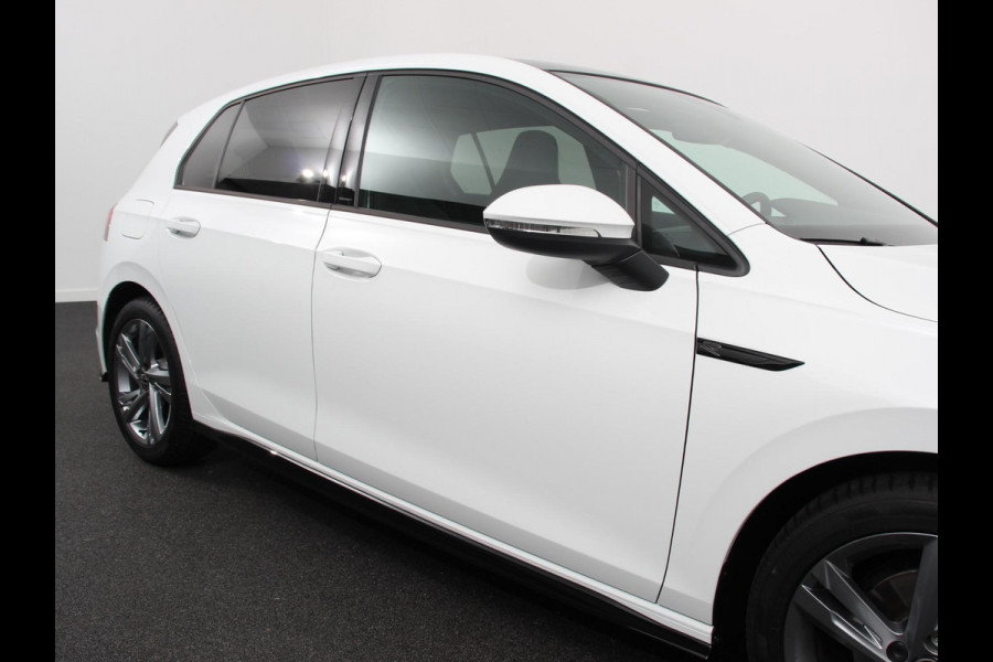 Volkswagen Golf 1.5 eTSI DSG R-Line Panorama dak Navigatie Apple Carplay/Android Auto Climate Control Camera Dab Extra Getint Glas Adaptive Cruise Control Virtual Cockpit Lichtmetalen Velgen