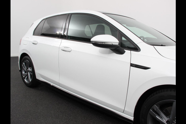 Volkswagen Golf 1.5 eTSI DSG R-Line Panorama dak Navigatie Apple Carplay/Android Auto Climate Control Camera Dab Extra Getint Glas Adaptive Cruise Control Virtual Cockpit Lichtmetalen Velgen