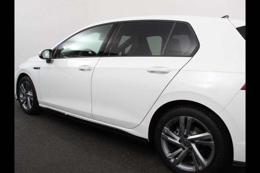 Volkswagen Golf 1.5 eTSI DSG R-Line Panorama dak Navigatie Apple Carplay/Android Auto Climate Control Camera Dab Extra Getint Glas Adaptive Cruise Control Virtual Cockpit Lichtmetalen Velgen