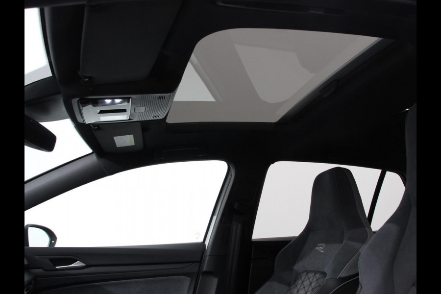 Volkswagen Golf 1.5 eTSI DSG R-Line Panorama dak Navigatie Apple Carplay/Android Auto Climate Control Camera Dab Extra Getint Glas Adaptive Cruise Control Virtual Cockpit Lichtmetalen Velgen