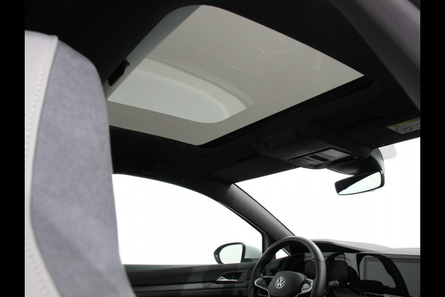 Volkswagen Golf 1.5 eTSI DSG R-Line Panorama dak Navigatie Apple Carplay/Android Auto Climate Control Camera Dab Extra Getint Glas Adaptive Cruise Control Virtual Cockpit Lichtmetalen Velgen