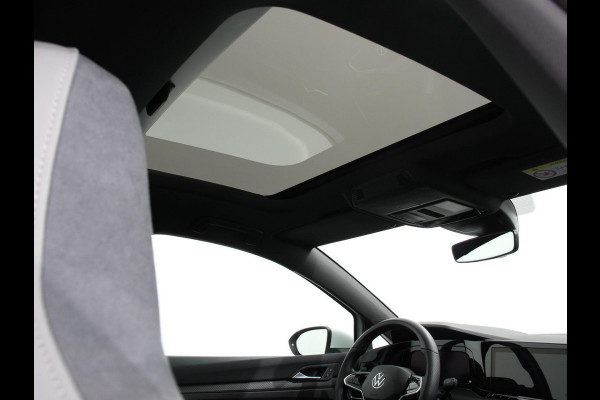 Volkswagen Golf 1.5 eTSI DSG R-Line Panorama dak Navigatie Apple Carplay/Android Auto Climate Control Camera Dab Extra Getint Glas Adaptive Cruise Control Virtual Cockpit Lichtmetalen Velgen