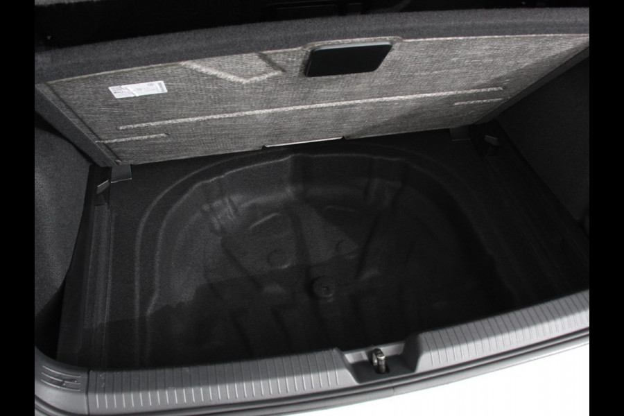 Volkswagen Golf 1.5 eTSI DSG R-Line Panorama dak Navigatie Apple Carplay/Android Auto Climate Control Camera Dab Extra Getint Glas Adaptive Cruise Control Virtual Cockpit Lichtmetalen Velgen