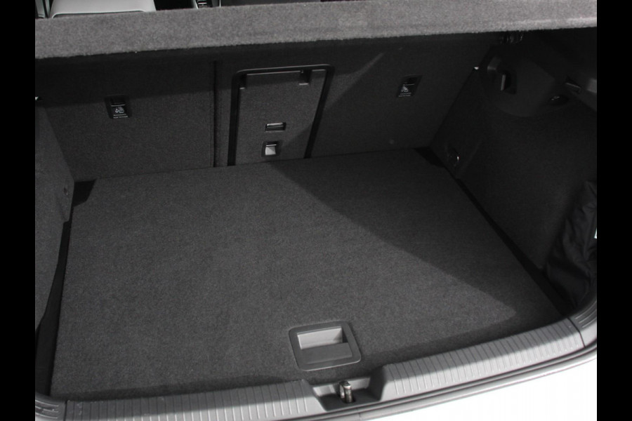 Volkswagen Golf 1.5 eTSI DSG R-Line Panorama dak Navigatie Apple Carplay/Android Auto Climate Control Camera Dab Extra Getint Glas Adaptive Cruise Control Virtual Cockpit Lichtmetalen Velgen