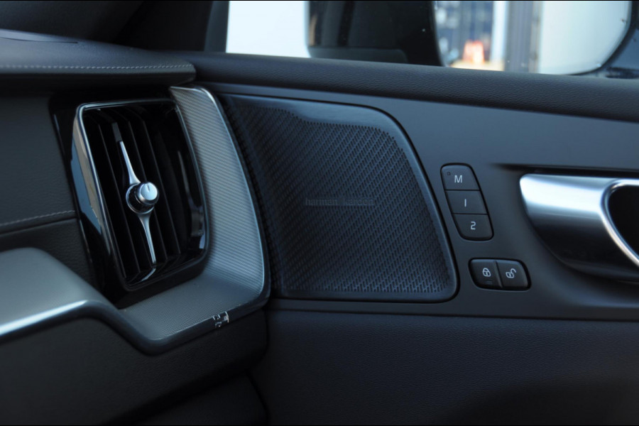 Volvo XC60 T8 455PK Automaat AWD Ultra Black Edition / stoelmassage - en ventilatie / Head-up display/ Harman Kardon audio/ BLIS/ Elektrischbedienbare stoelen met geheugen / Panoramadak/ Adaptive cruise control/ Pilot assist/ Apple Carplay/ Android auto/