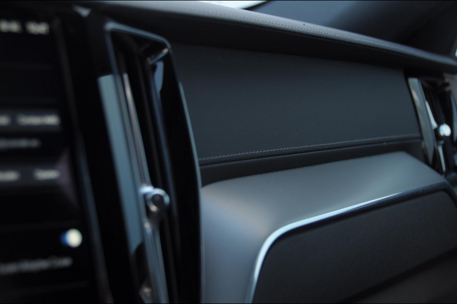 Volvo XC60 T8 455PK Automaat AWD Ultra Black Edition / stoelmassage - en ventilatie / Head-up display/ Harman Kardon audio/ BLIS/ Elektrischbedienbare stoelen met geheugen / Panoramadak/ Adaptive cruise control/ Pilot assist/ Apple Carplay/ Android auto/