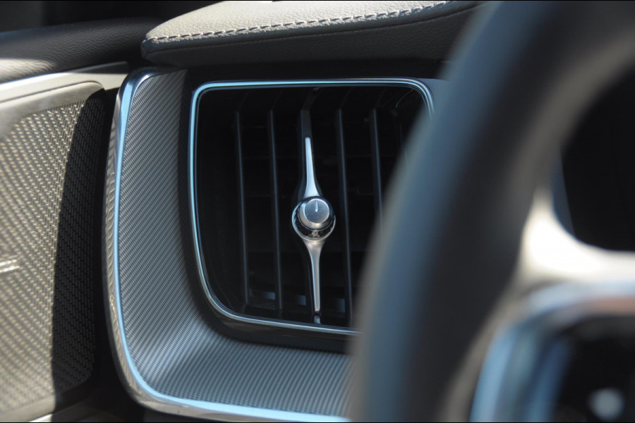 Volvo XC60 T8 455PK Automaat AWD Ultra Black Edition / stoelmassage - en ventilatie / Head-up display/ Harman Kardon audio/ BLIS/ Elektrischbedienbare stoelen met geheugen / Panoramadak/ Adaptive cruise control/ Pilot assist/ Apple Carplay/ Android auto/