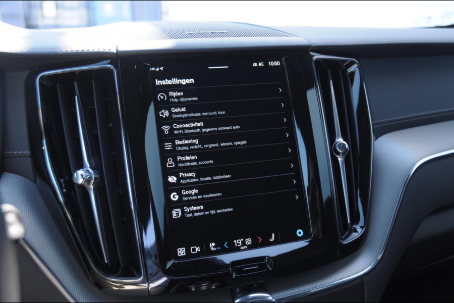 Volvo XC60 T8 455PK Automaat AWD Ultra Black Edition / stoelmassage - en ventilatie / Head-up display/ Harman Kardon audio/ BLIS/ Elektrischbedienbare stoelen met geheugen / Panoramadak/ Adaptive cruise control/ Pilot assist/ Apple Carplay/ Android auto/