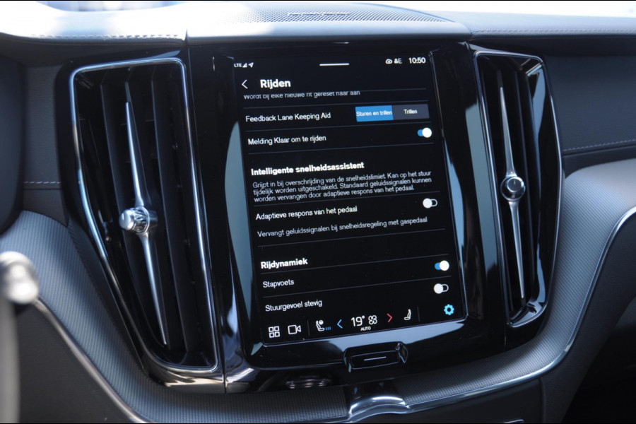 Volvo XC60 T8 455PK Automaat AWD Ultra Black Edition / stoelmassage - en ventilatie / Head-up display/ Harman Kardon audio/ BLIS/ Elektrischbedienbare stoelen met geheugen / Panoramadak/ Adaptive cruise control/ Pilot assist/ Apple Carplay/ Android auto/
