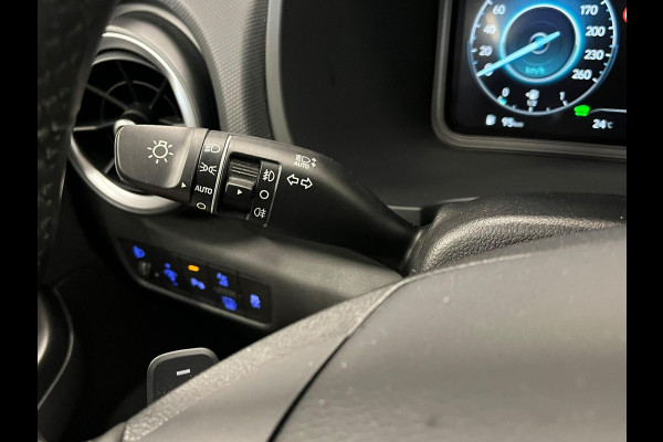 Hyundai Kona 1.6 GDI HEV Sky Bluelink Navigatie Apple Carplay Android Auto Camera Parkeerhulp Adaptive Cruise Control Dodehoekassistent Stoel- en stuurverwarming Full Led Climate Control Lichtmetalen velgen