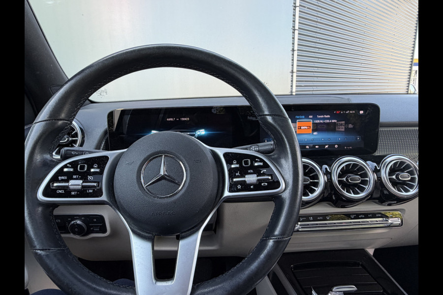 Mercedes-Benz Glb BWJ 2021 | 180 Bus Sol Luxury 7p. AUTOMAAT | PANO DAK | LEER | CAMERA | CLIMA | NAVI | STOELVERW | FULL LED | DIGI DASH |