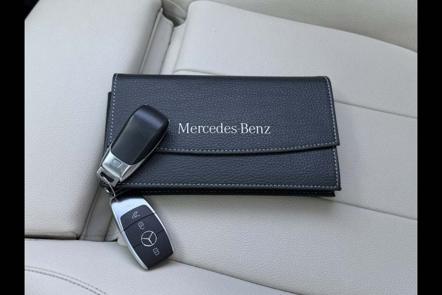Mercedes-Benz Glb BWJ 2021 | 180 Bus Sol Luxury 7p. AUTOMAAT | PANO DAK | LEER | CAMERA | CLIMA | NAVI | STOELVERW | FULL LED | DIGI DASH |