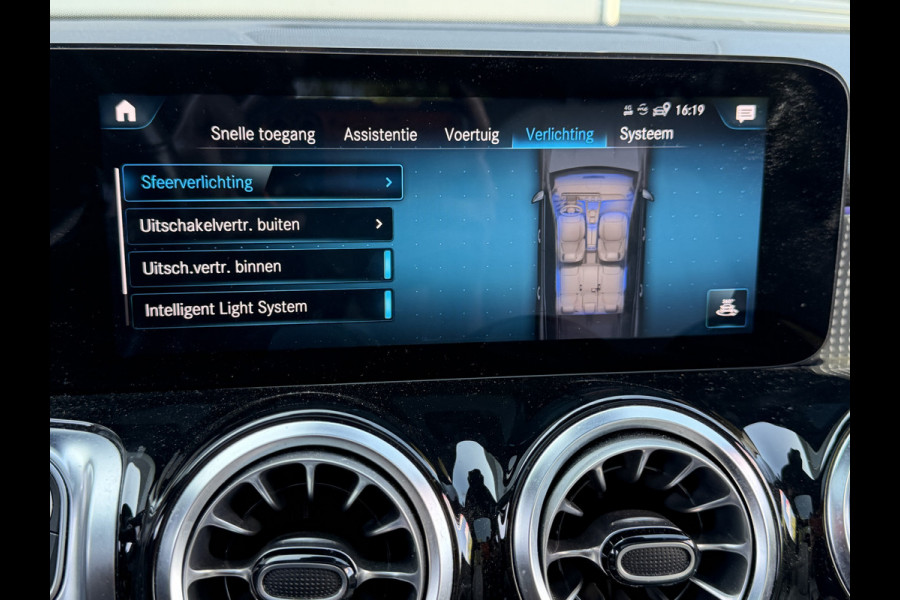 Mercedes-Benz Glb BWJ 2021 | 180 Bus Sol Luxury 7p. AUTOMAAT | PANO DAK | LEER | CAMERA | CLIMA | NAVI | STOELVERW | FULL LED | DIGI DASH |