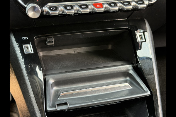 Peugeot e-2008 BWJ 2022 | EV 136PK Allure 50 kWh | LEDER/STOF | CLIMA | NAVI | CAMERA A | CARPLAY | PRIVACY GLASS | PDC |