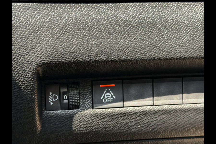 Peugeot e-2008 BWJ 2022 | EV 136PK Allure 50 kWh | LEDER/STOF | CLIMA | NAVI | CAMERA A | CARPLAY | PRIVACY GLASS | PDC |