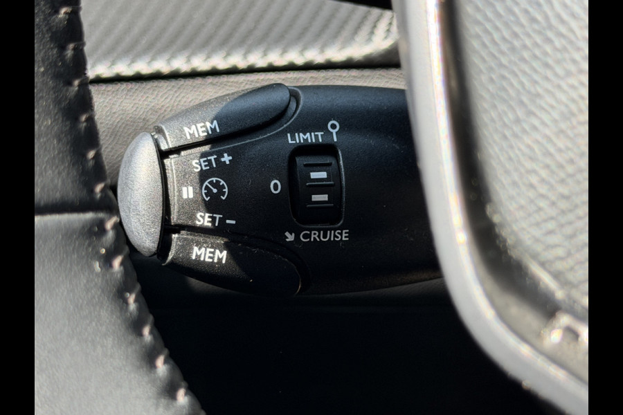 Peugeot e-2008 BWJ 2022 | EV 136PK Allure 50 kWh | LEDER/STOF | CLIMA | NAVI | CAMERA A | CARPLAY | PRIVACY GLASS | PDC |