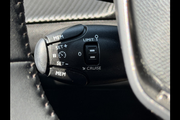 Peugeot e-2008 BWJ 2022 | EV 136PK Allure 50 kWh | LEDER/STOF | CLIMA | NAVI | CAMERA A | CARPLAY | PRIVACY GLASS | PDC |