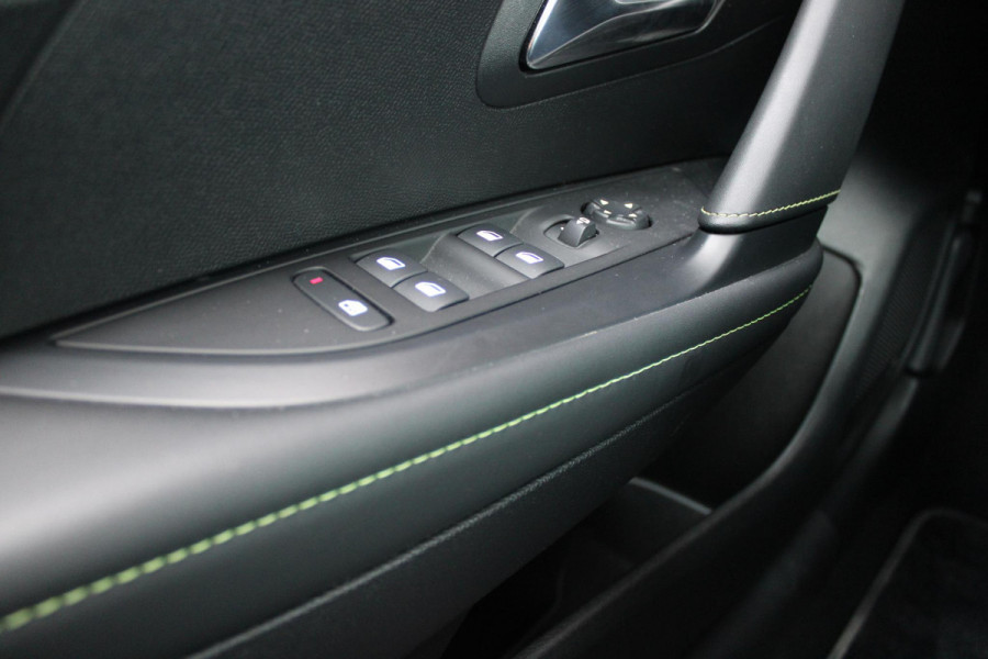 Peugeot 208 1.2 Hybrid 145PK AUTOMAAT GT | PANORAMA DAK | ADAPTIVE CRUISE CONTROL | KEYLESS ENTRY/START | LICHTMETALEN VELGEN 17" | ACHTERUITRIJ CAMERA | FULL LED KOPLAMPEN | PARKEERSENSOREN VOOR + ACHTER | DAB+ RADIO | NAVIGATIE | SFEER VERLICHTING |