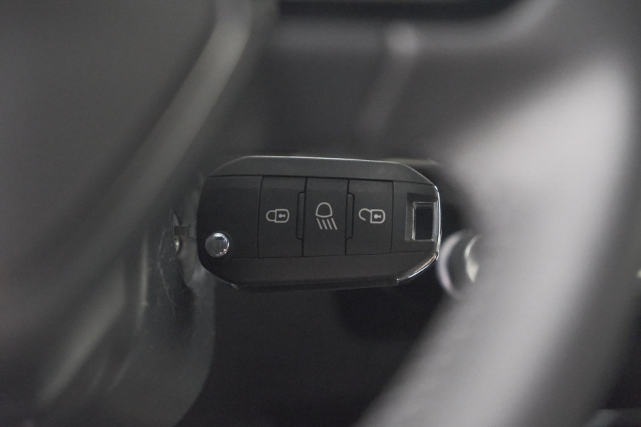 Peugeot 2008 1.2 Hybrid 145 Allure | Apple Carplay | Climate Control | Parkeersensoren Voor + Achter