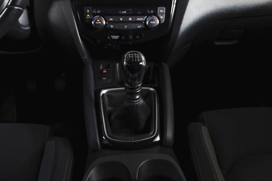 Nissan QASHQAI 1.3 DIG-T 140 PK N-Connecta | Pano | Afn. Trekhaak | Cruise | Stoel-+Voorruitverw. | PDC | 360 Camera | NAV + App. Connect | ECC | LM 18" |