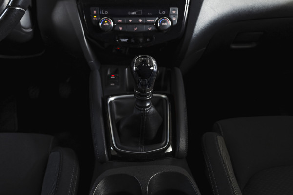 Nissan QASHQAI 1.3 DIG-T 140 PK N-Connecta | Pano | Afn. Trekhaak | Cruise | Stoel-+Voorruitverw. | PDC | 360 Camera | NAV + App. Connect | ECC | LM 18" |