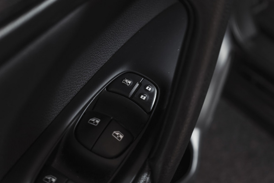 Nissan QASHQAI 1.3 DIG-T 140 PK N-Connecta | Pano | Afn. Trekhaak | Cruise | Stoel-+Voorruitverw. | PDC | 360 Camera | NAV + App. Connect | ECC | LM 18" |