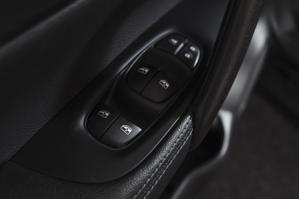 Nissan QASHQAI 1.3 DIG-T 140 PK N-Connecta | Pano | Afn. Trekhaak | Cruise | Stoel-+Voorruitverw. | PDC | 360 Camera | NAV + App. Connect | ECC | LM 18" |