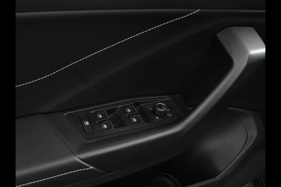 Volkswagen T-Roc 1.5 TSI 150pk Automaat R-Line Plus Navigatie Apple Carplay/Android Auto Camera Parkeersensoren Adaptive Cruise Control Stoelverwarming Virtual Cockpit Elektrische achterklep Getinte ramen Climate Control