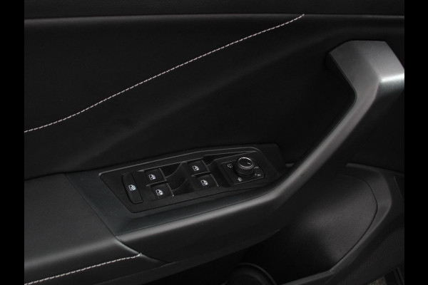 Volkswagen T-Roc 1.5 TSI 150pk Automaat R-Line Plus Navigatie Apple Carplay/Android Auto Camera Parkeersensoren Adaptive Cruise Control Stoelverwarming Virtual Cockpit Elektrische achterklep Getinte ramen Climate Control
