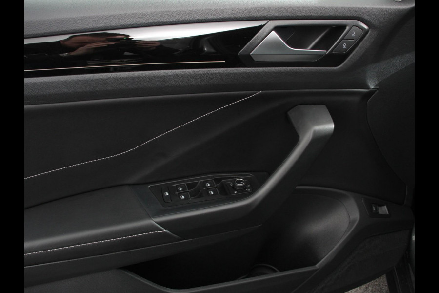 Volkswagen T-Roc 1.5 TSI 150pk Automaat R-Line Plus Navigatie Apple Carplay/Android Auto Camera Parkeersensoren Adaptive Cruise Control Stoelverwarming Virtual Cockpit Elektrische achterklep Getinte ramen Climate Control