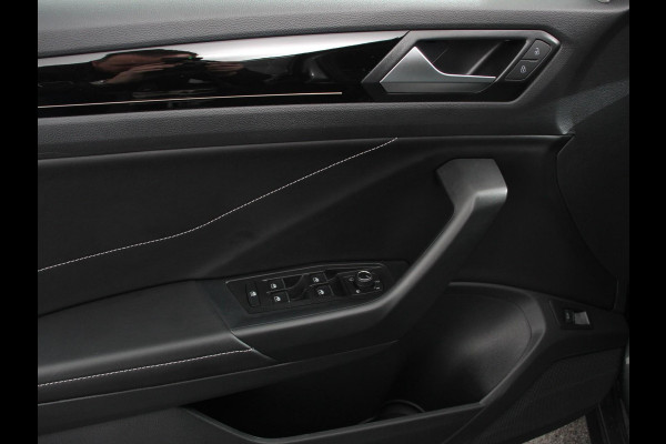 Volkswagen T-Roc 1.5 TSI 150pk Automaat R-Line Plus Navigatie Apple Carplay/Android Auto Camera Parkeersensoren Adaptive Cruise Control Stoelverwarming Virtual Cockpit Elektrische achterklep Getinte ramen Climate Control