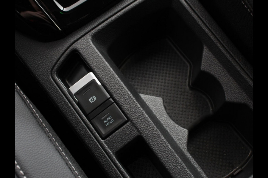 Volkswagen T-Roc 1.5 TSI 150pk Automaat R-Line Plus Navigatie Apple Carplay/Android Auto Camera Parkeersensoren Adaptive Cruise Control Stoelverwarming Virtual Cockpit Elektrische achterklep Getinte ramen Climate Control