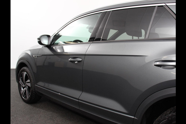 Volkswagen T-Roc 1.5 TSI 150pk Automaat R-Line Plus Navigatie Apple Carplay/Android Auto Camera Parkeersensoren Adaptive Cruise Control Stoelverwarming Virtual Cockpit Elektrische achterklep Getinte ramen Climate Control