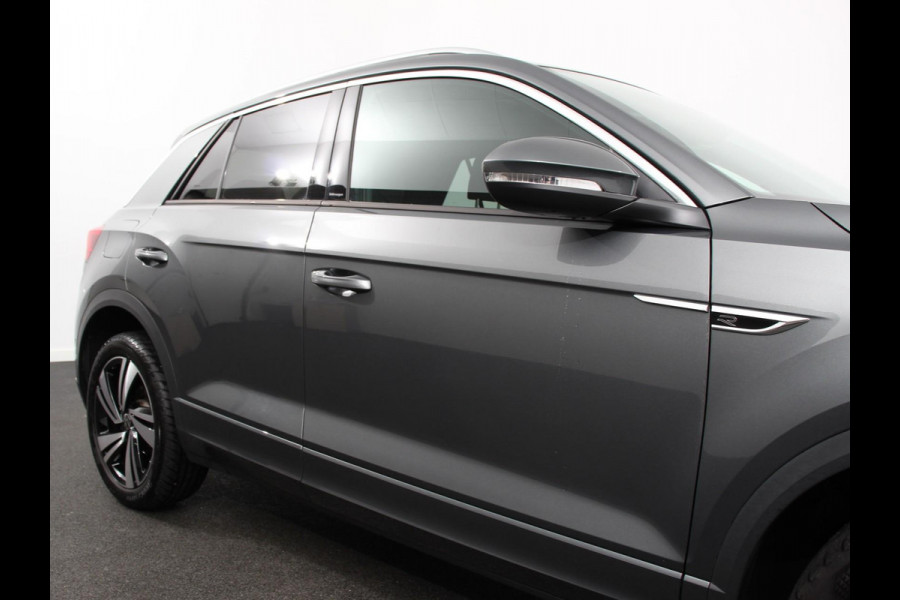 Volkswagen T-Roc 1.5 TSI 150pk Automaat R-Line Plus Navigatie Apple Carplay/Android Auto Camera Parkeersensoren Adaptive Cruise Control Stoelverwarming Virtual Cockpit Elektrische achterklep Getinte ramen Climate Control