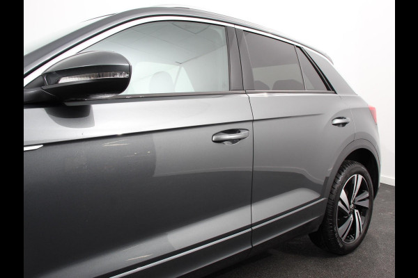 Volkswagen T-Roc 1.5 TSI 150pk Automaat R-Line Plus Navigatie Apple Carplay/Android Auto Camera Parkeersensoren Adaptive Cruise Control Stoelverwarming Virtual Cockpit Elektrische achterklep Getinte ramen Climate Control
