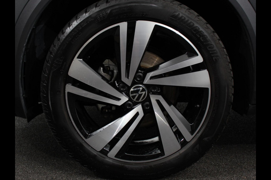 Volkswagen T-Roc 1.5 TSI 150pk Automaat R-Line Plus Navigatie Apple Carplay/Android Auto Camera Parkeersensoren Adaptive Cruise Control Stoelverwarming Virtual Cockpit Elektrische achterklep Getinte ramen Climate Control