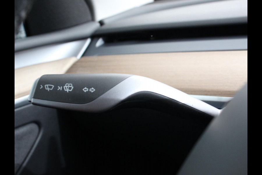 Tesla Model Y RWD 58 kWh Panorama dak 20" Wheels PDC VA 360 Camera Full LED Leder Autopilot