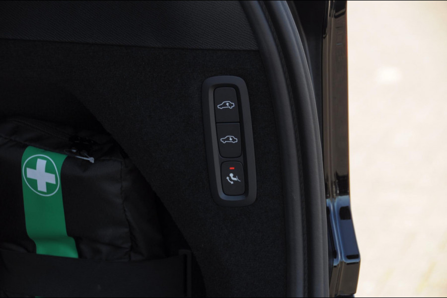 Volvo XC90 T8 455PK Automaat AWD Ultra Black Edition / Stoelmassage - en ventilatie Luchtvering / Trekhaak / Panoramadak / Google services / Elektrisch bedienbare voorstoelen met geheugen / Stoelverwarming voor en achter